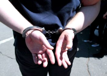 Сокулукта эжесин өлтүрүүгө шектелген өспүрүм 2 айга камакка алынды