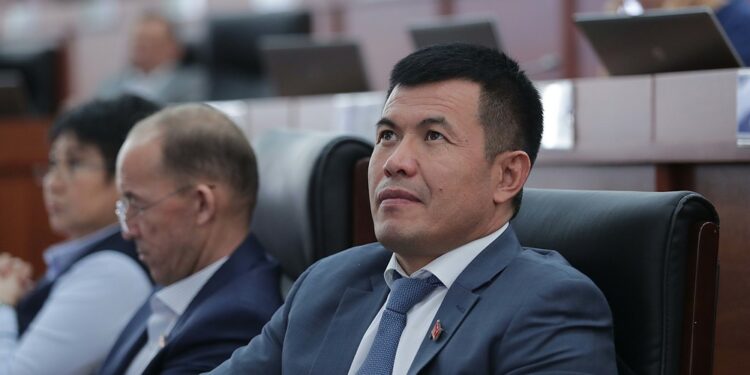 Мандатынан ажыратылган Өмүрбек Бакировдун суракка чакыртылган себеби айтылды