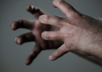 Караколдогу үйдөн аялдын, сарайынан эркек кишинин жансыз денеси табылды