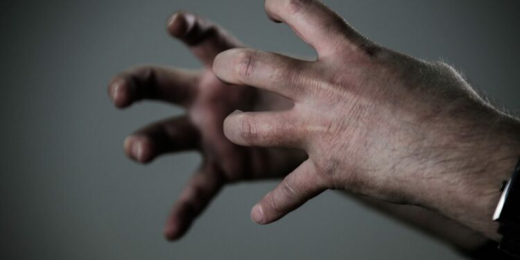 Караколдогу үйдөн аялдын, сарайынан эркек кишинин жансыз денеси табылды