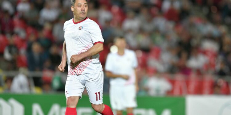 Садыр Жапаров Барселона легендалары менен беттешет