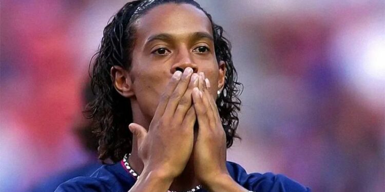 Футболчу Роналдиньо Кыргызстанга келбей калды