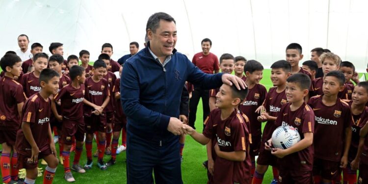 Садыр Жапаров Жалал-Абад шаарында “Барселонанын” футбол академиясын ачты