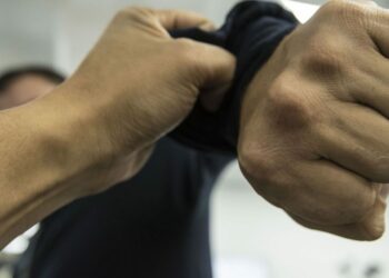 Орусияда кампада иштегендер мушташа кетип, кыргызстандык бычактан жаракат алды