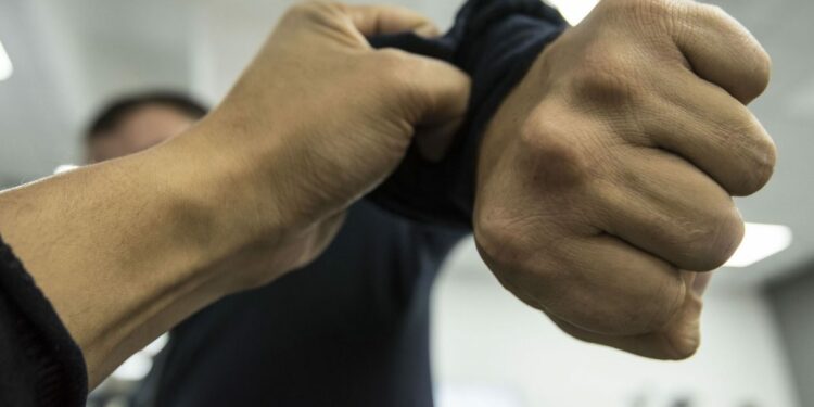 Орусияда кампада иштегендер мушташа кетип, кыргызстандык бычактан жаракат алды