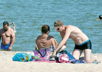 Ысык-Көлдө пляжда эс алуучулардын буюмдарын уурдоого шектүү топ кармалды