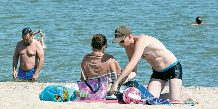 Ысык-Көлдө пляжда эс алуучулардын буюмдарын уурдоого шектүү топ кармалды