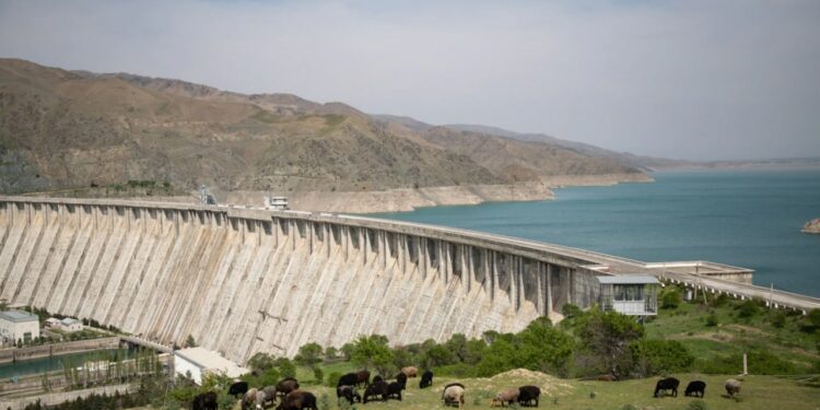 Садыр Жапаров Кемпир-Абад боюнча: «Кабыл алган чечимибиз үчүн 50 жылдан кийин дагы жооп берүүгө даярбыз»