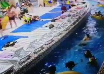 Казакстанда бассейнде чөгүп бара жаткан баланы байкап калып куткарып калышты