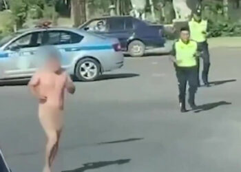 Казакстанда жылаңач эркек кишинин полициядан качышы. Окуя тууралуу полиция маалымат берди