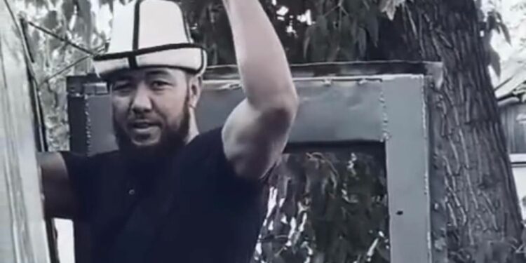 Блогер Эртай Искаков менен чогуу кармалган эки жаран да камакта калтырылды