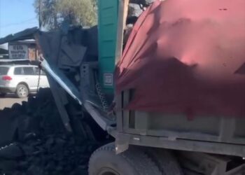 Бишкекте көмүр жүктөп бараткан КамАЗ поезддин алдында калды (видео)