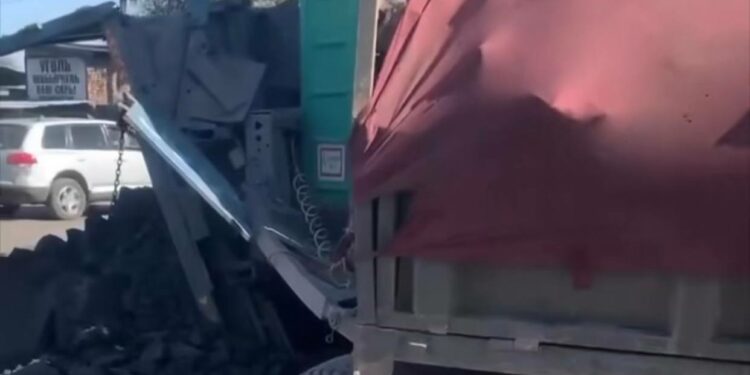 Бишкекте көмүр жүктөп бараткан КамАЗ поезддин алдында калды (видео)