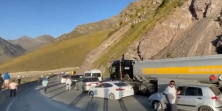 Төө-Ашууда май ташуучу унаа кырсыкка кабылып, тыгын жаралды