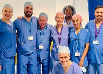 «Эжеси сиңдисине жатынын берди». Улуу Британияда биринчи жолу жасалган операция 9 саатка уланды