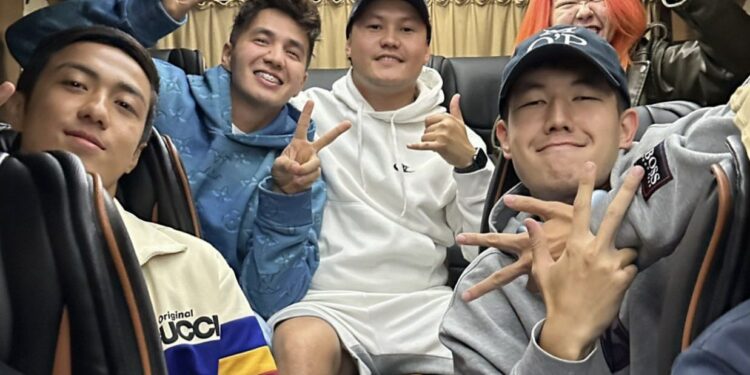 «Барселона» Кыргызстанда. Аларды бир топ белгилүү чет элдик блогерлер коштоп жүрөт