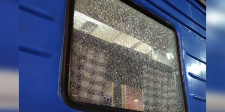 Чүйдө Балыкчы-Бишкек каттамындагы поезддин вагондоруна таш ыргытып, айнектерин сындырышкан