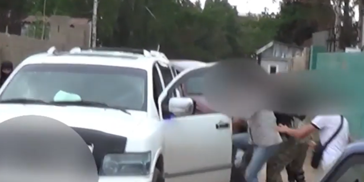 Милиция Ысык-Көлдө каза болгон 23 жаштагы жигиттин өлүмүнө шектүүлөрдү кармаган видео менен бөлүштү