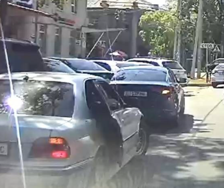 «Аны тааныса эмнеге кыйкырат эле?». Бишкекте кыз ала качууну токтоткон видео жарыяланды