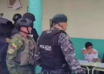 Эквадордо эки саясатчынын өлүмүнөн кийин президенттикке талапкерлер добуш берүүгө каска жана бронежилет кийип келишти