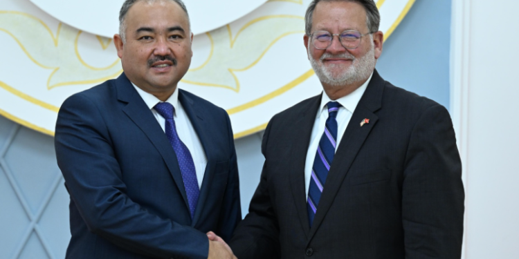 Нурланбек Шакиев АКШнын сенатору менен жолукту. Эмнелер талкууланды?