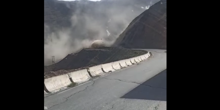 Ош — Сары-Таш — Эркечтам жолунда жер көчкү жүрүп, жол жабылды (видео)