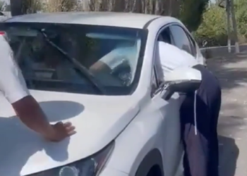 Жол тескөөчүнү айнегине кыпчып, сүйрөп жөнөгөн айдоочунун жоругу видеого түшүп калган