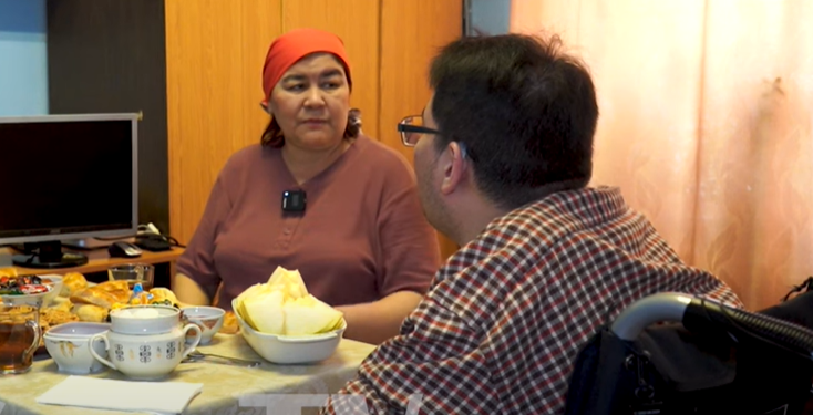 Москвадагы эне-бала тагдыры. «Бул сенин көйгөйүң» деп урушкандан кийин, оорулуу балам бар экенин айтпай калдым» дейт аял