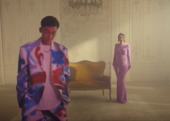 Казак ырчылары Ерке Эсмахан менен RaiM наристе күтүп жатышат