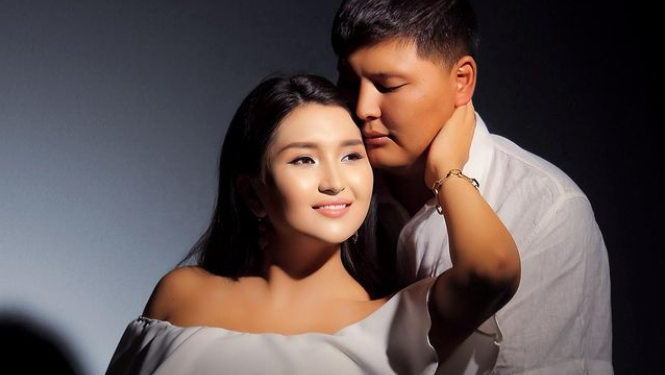 Косметолог Мээрим Давлетова 3 уулдан кийин кыз күтүп жатканын ачыктады