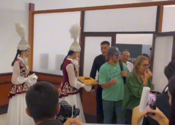 «Барселонанын» мурдагы оюнчусу Карлес Пуйоль Кыргызстанга келди