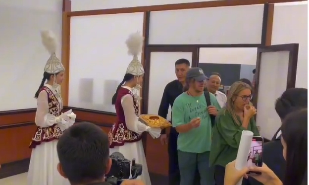 «Барселонанын» мурдагы оюнчусу Карлес Пуйоль Кыргызстанга келди