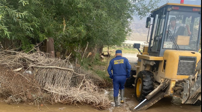 Тоңдо сел жүрүп, суу 30 үйдүн короосун каптады