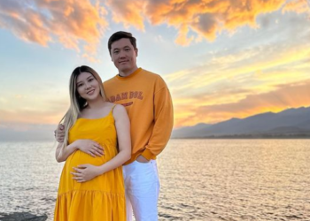 Көздөрүнө жаш алып. Эрмек Таалайбеков менен жубайы Бекзада Жолборсова кыздуу болушат (видео)