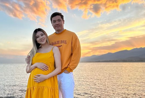 Көздөрүнө жаш алып. Эрмек Таалайбеков менен жубайы Бекзада Жолборсова кыздуу болушат (видео)