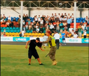 Жалал-Абадда «Барселонанын» легендалары машыгып жатканда күйөрмандар талаага чуркап чыгышты