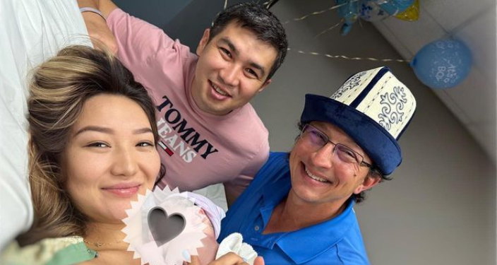 Ырчы Азалия АКШда экинчи наристесин жарыкка алып келди (сүрөт)