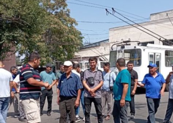 Бишкекте троллейбус айдоочулары жумуштан кетерин айтышты. Жетекчи эмне дейт?