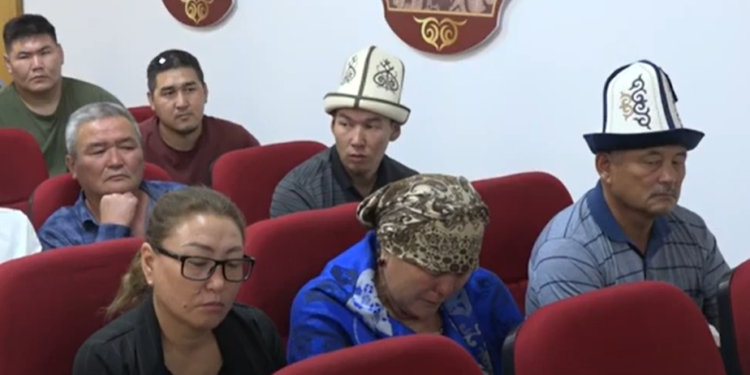 Ички иштер министри Ысык-Көлдө каза болгон жигиттин жакындары менен жолукту (видео)