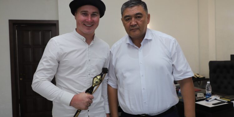 Камчыбек Ташиев Толик кыргыз деп таанылган блогерге жолукту