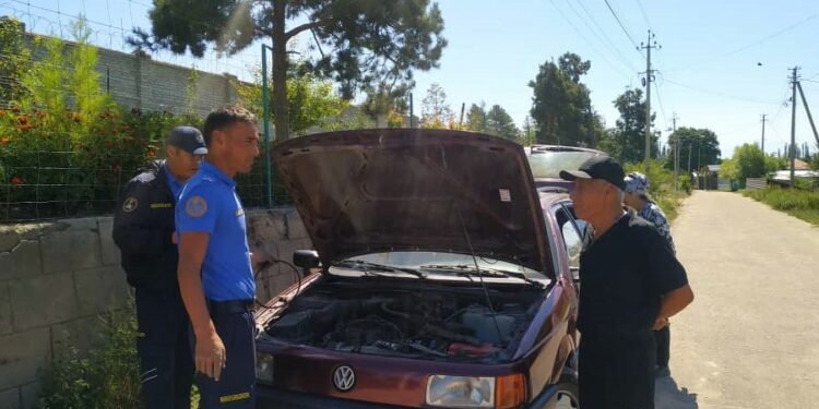 Ысык-Көлдө милиция кызматкерлери унаасы бузулган казакстандыктарга жардам берди