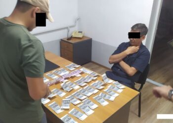 Кочкор районунда УКМК кызматкерине 125 миң сом берүүгө шектелип эки аткаминер кармалды