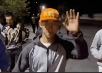 Кара-Балтада Маданият үйүнүн алдына өрт койгон жигиттердин видеосу тараган. Кармалгандар сурак беришти