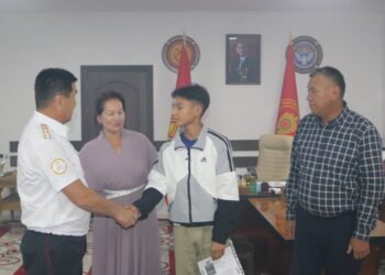 Жалал-Абадда 14 жаштагы өспүрүм президентке кат жазган. Ага футболго билет беришти