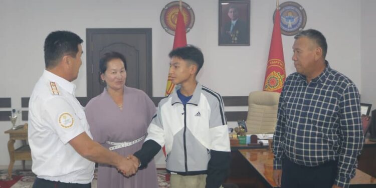 Жалал-Абадда 14 жаштагы өспүрүм президентке кат жазган. Ага футболго билет беришти