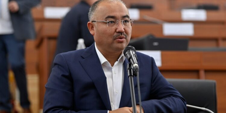 Шакиев «матчество» боюнча: «Конституциялык соттун төрагасы баш болгон жалпы курамы жумуштан кетиши керек»