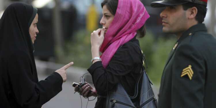 Иранда ачык кийинген кыз-келиндер 10 жылга эркинен ажыратылышы мүмкүн