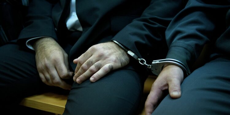 Көк бөрү: Ошко бара жаткан жарандарды сабаган шектүүлөр 2 айга камакта калтырылды