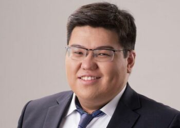 «25, 25, сүйүү багы бышкан кез». Жаш саясатчы Темирлан Султанбеков сюрприз тартуулады