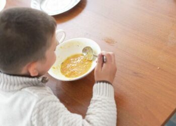 УКМК: «Мектептеги окуучулардын тамак-ашынан байыган шектүүлөр кармалды»